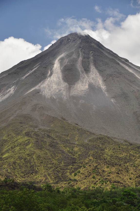 É possível perceber os antigos caminhos de lava no vulcão do Parque Nacional Arenal, na Costa Rica
